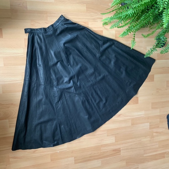 Danier Dresses & Skirts - Elegant Y2K Danier high waisted Black Leather half circle maxi Skirt size 8